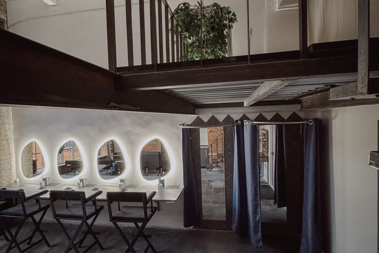 Арендовать Лофт с гримерными зеркалами и панорамным видом