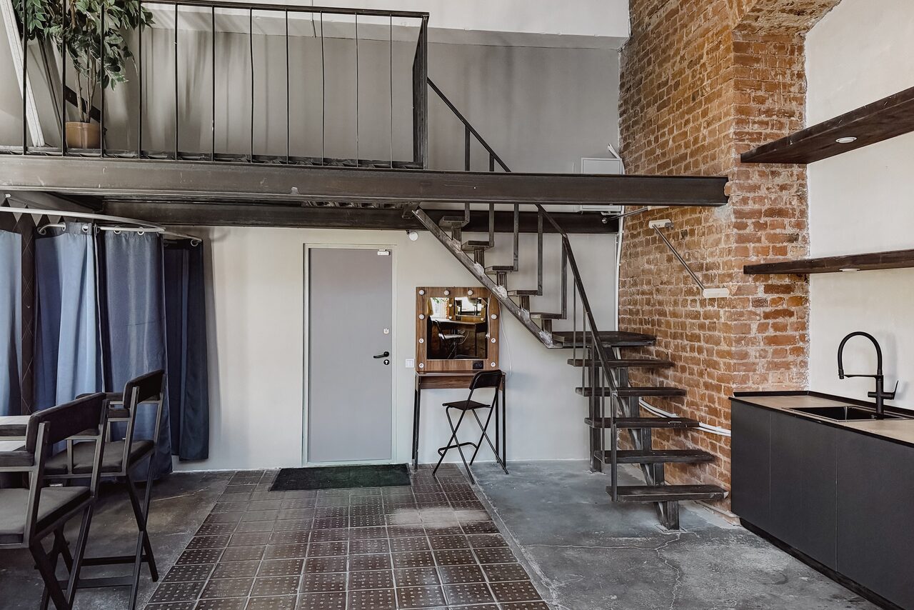 Арендовать Лофт с гримерными зеркалами и панорамным видом