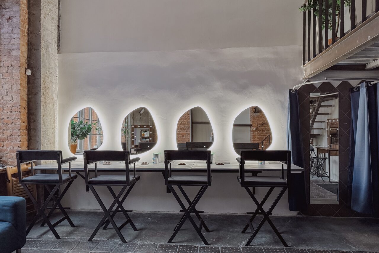 Арендовать Лофт с гримерными зеркалами и панорамным видом