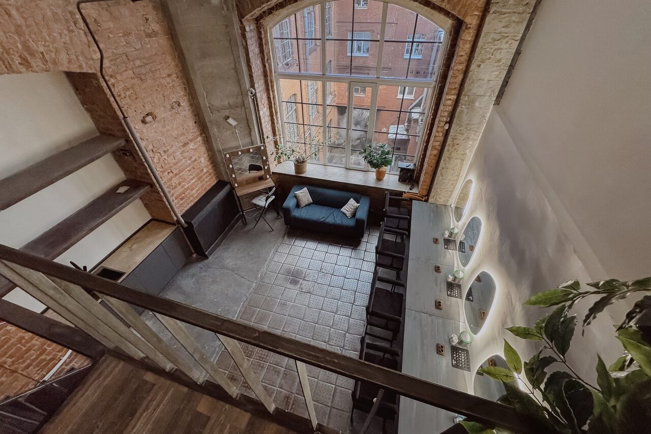 Арендовать Лофт с гримерными зеркалами и панорамным видом