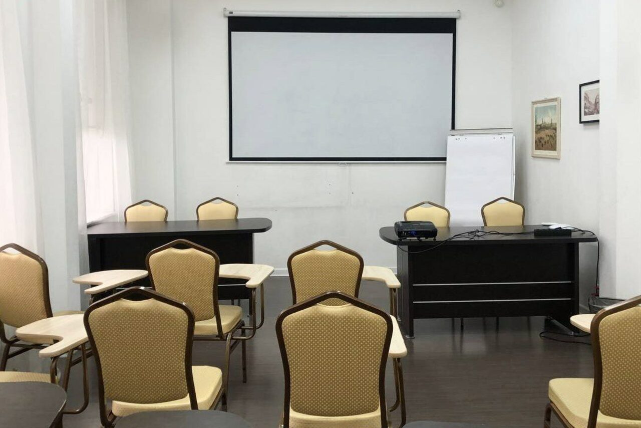 Арендовать Конференц-зал с проектором