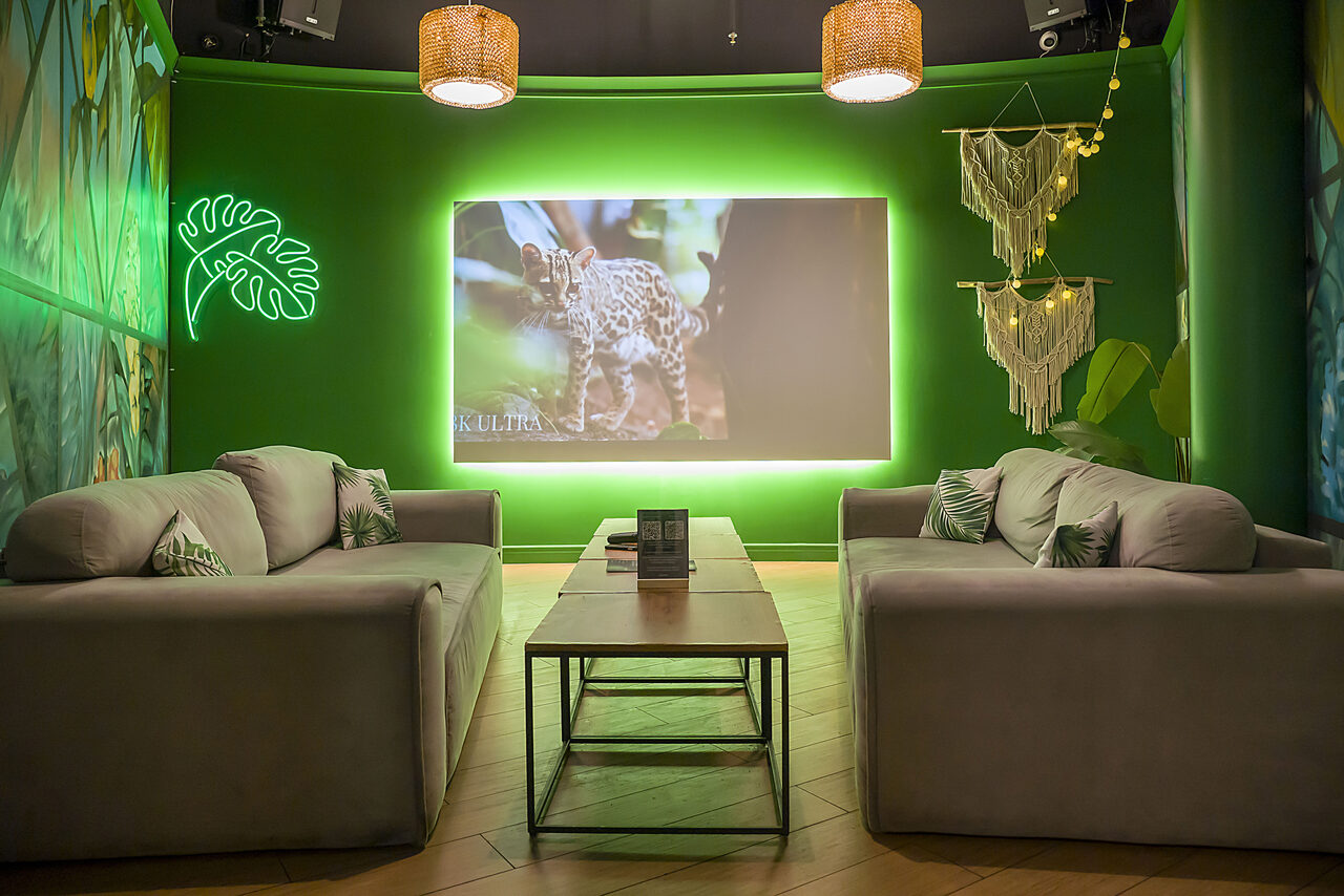 Арендовать Яркий зал в зелёных тонах