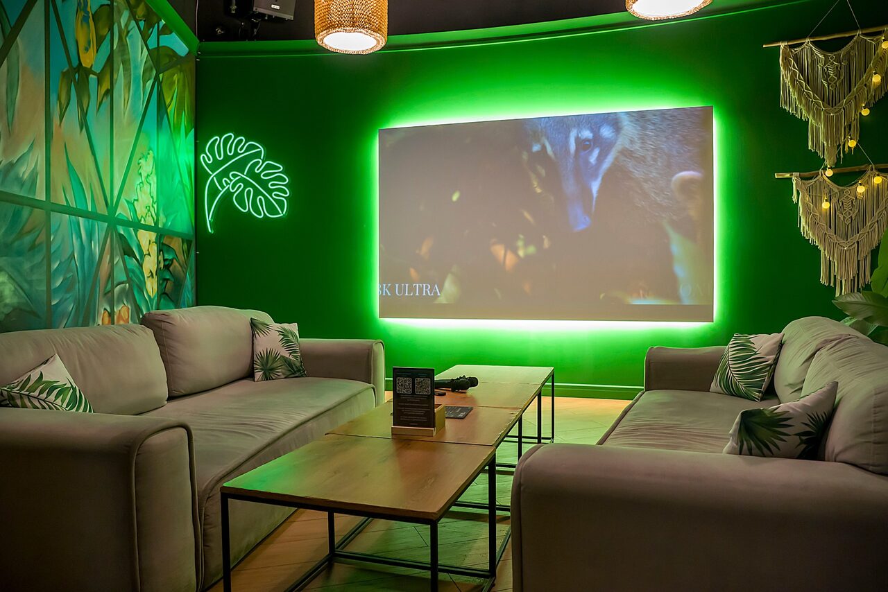 Арендовать Яркий зал в зелёных тонах