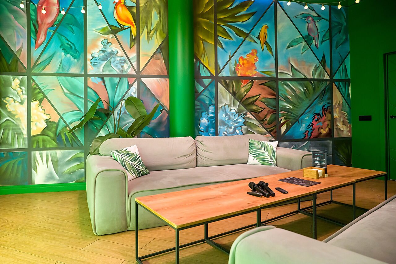 Арендовать Яркий зал в зелёных тонах