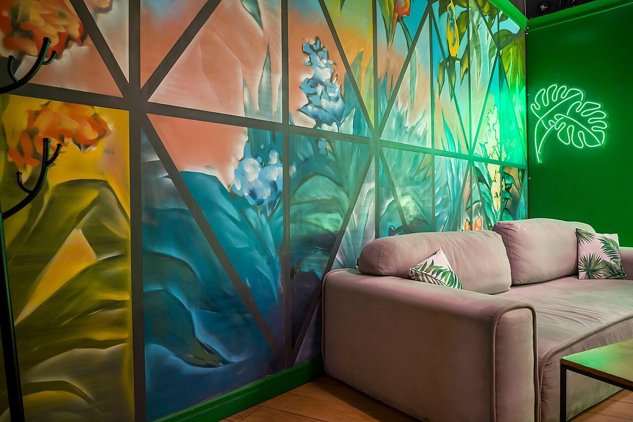 Арендовать Яркий зал в зелёных тонах