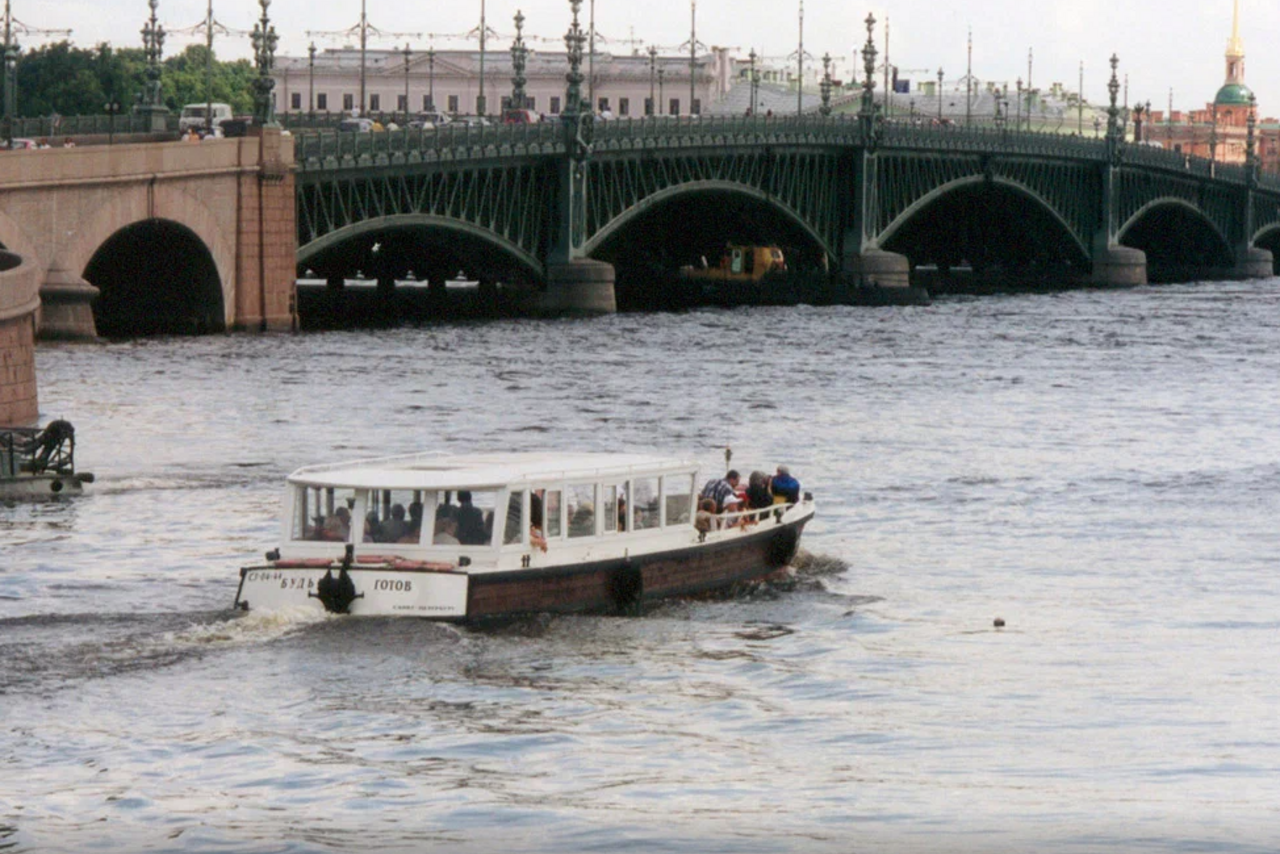 Арендовать Небольшой прогулочный теплоход