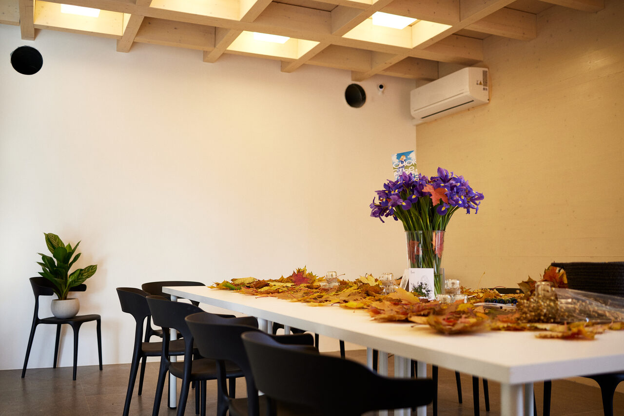 Арендовать ЭвиЦентр. Стильный зал со стеклянной дверью