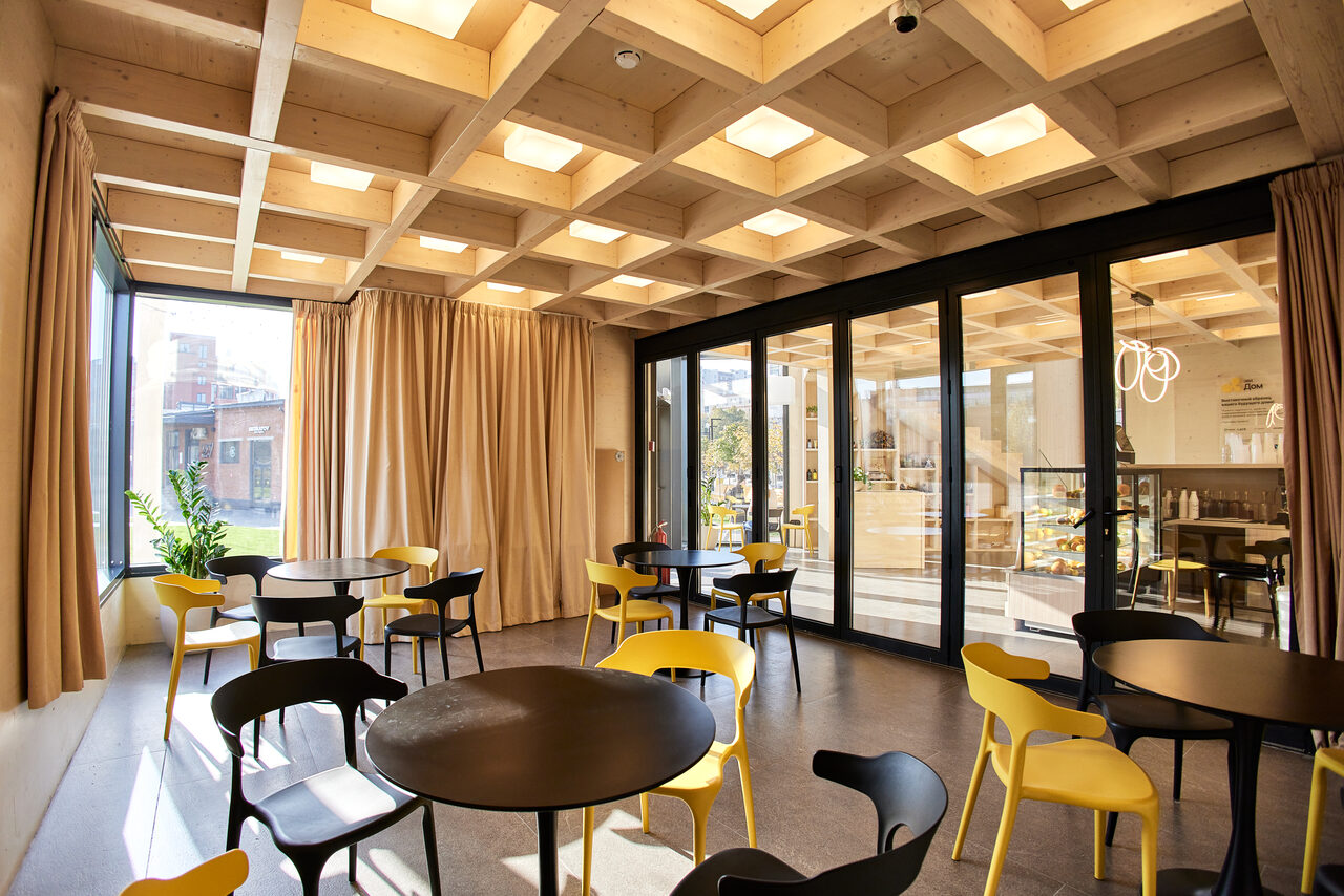 Арендовать ЭвиЦентр. Стильный зал со стеклянной дверью