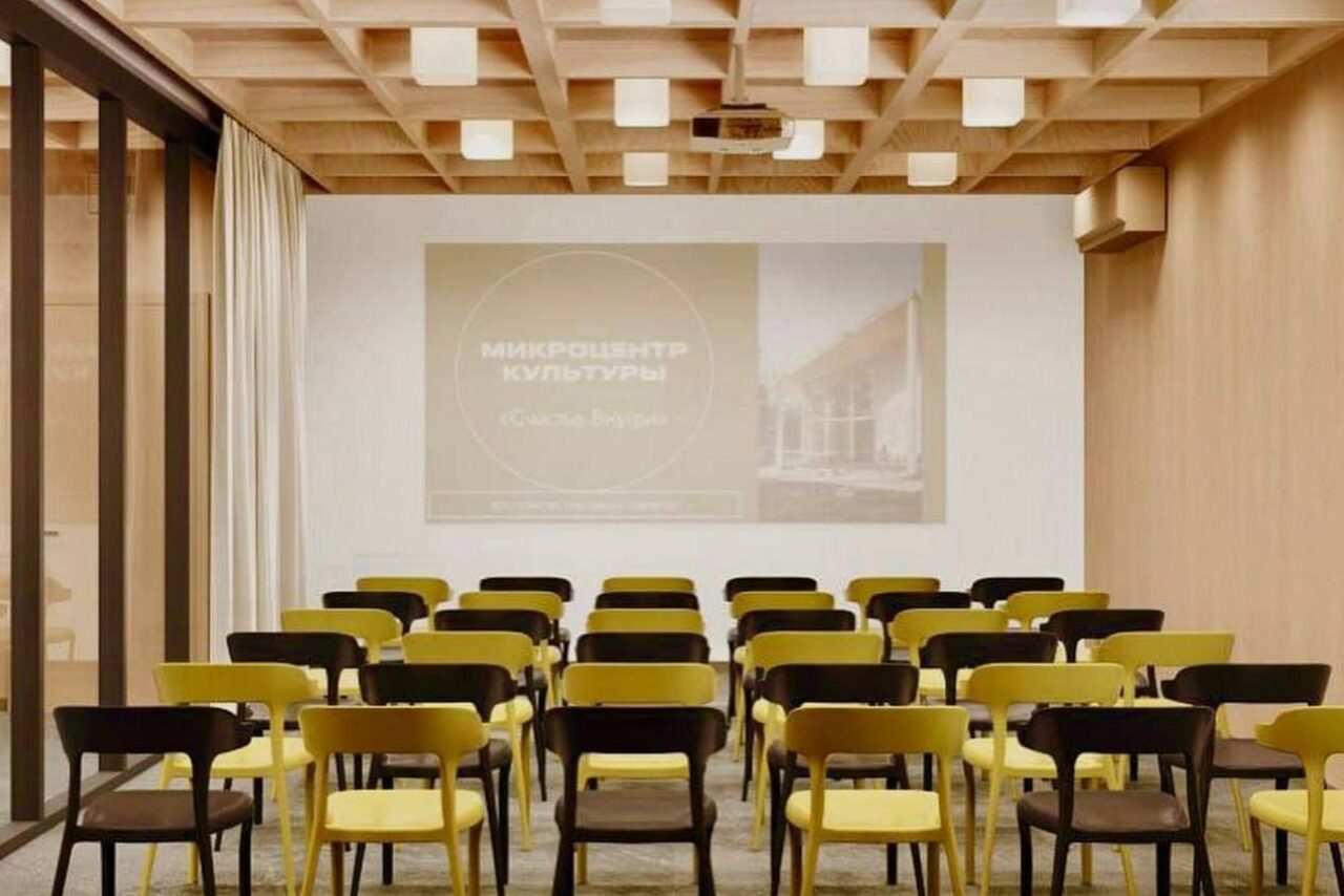 Арендовать ЭвиЦентр. Стильный зал со стеклянной дверью