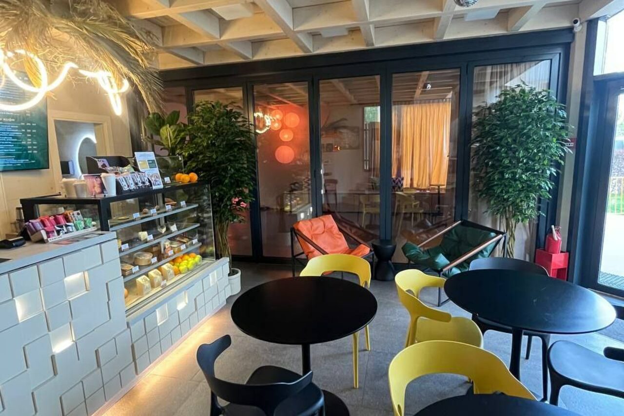 Арендовать ЭвиЦентр. Стильный зал со стеклянной дверью