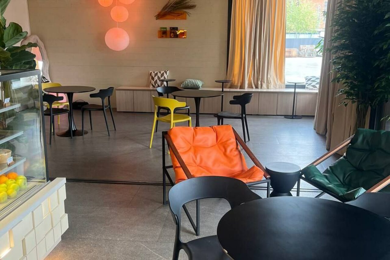 Арендовать ЭвиЦентр. Стильный зал со стеклянной дверью