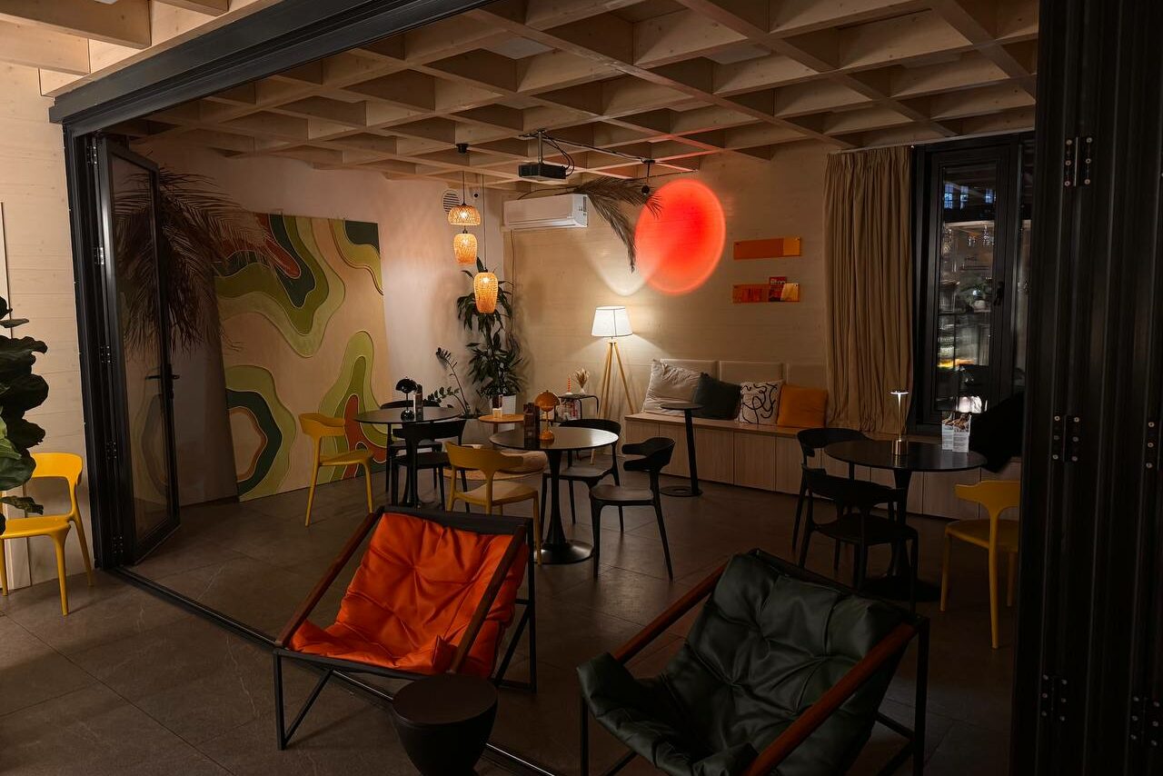 Арендовать ЭвиЦентр. Стильный зал со стеклянной дверью