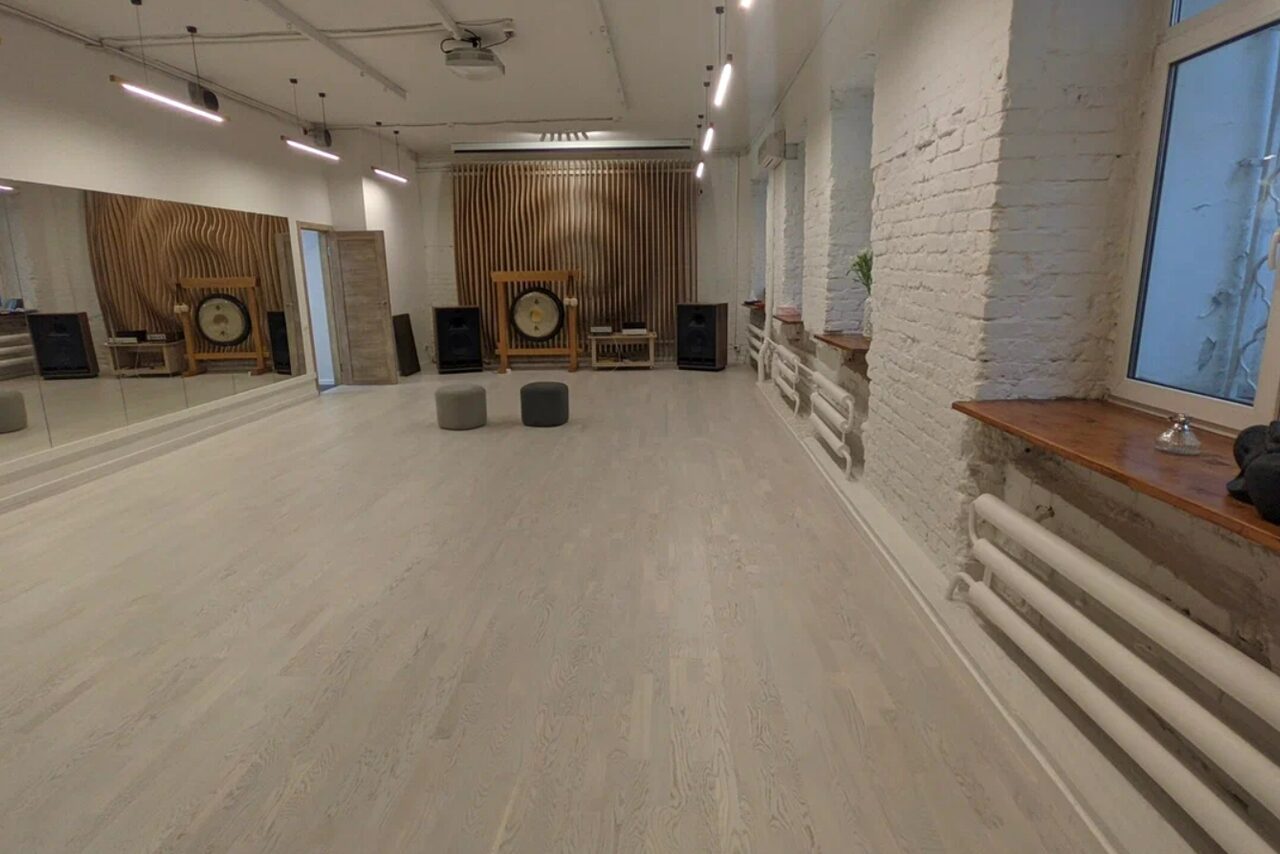 Арендовать White Yoga. Светлый зал 65 кв.м.