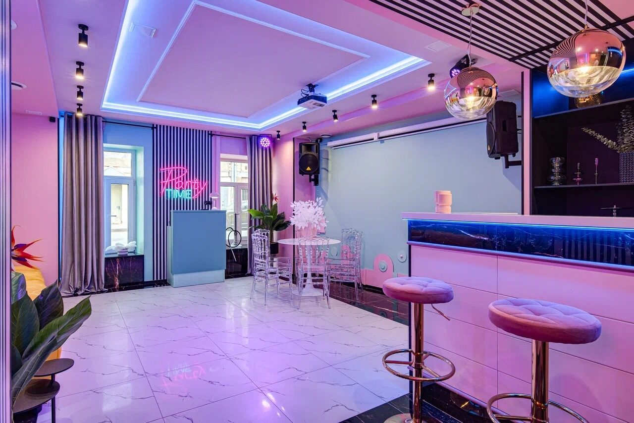Арендовать Лофт с барной стойкой в розовых тонах