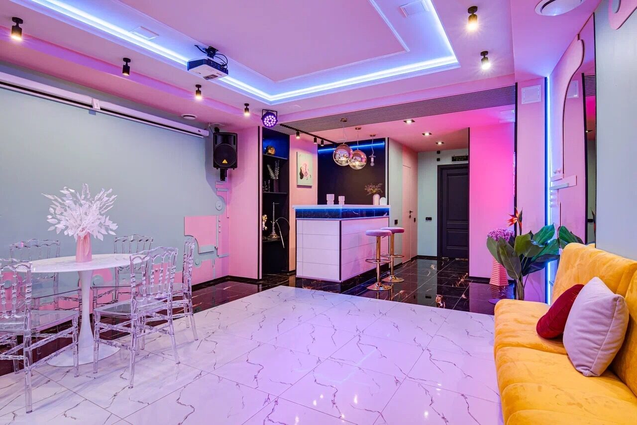 Арендовать Лофт с барной стойкой в розовых тонах