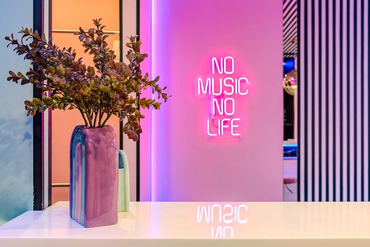 Арендовать Лофт с барной стойкой в розовых тонах