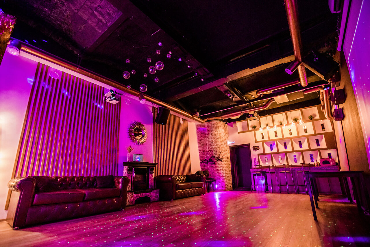 Арендовать Стильный лофт с большим экраном и лазерной анимацией 