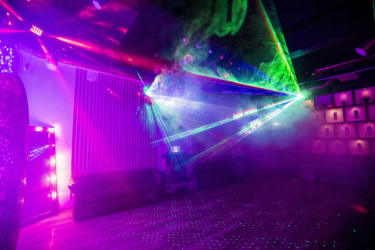 Арендовать Стильный лофт с большим экраном и лазерной анимацией 