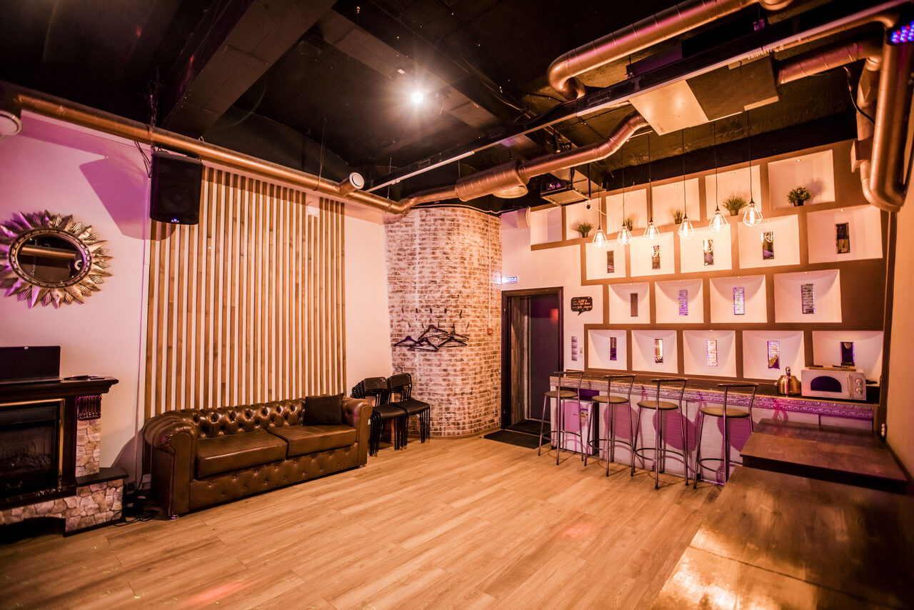 Арендовать Стильный лофт с большим экраном и лазерной анимацией 