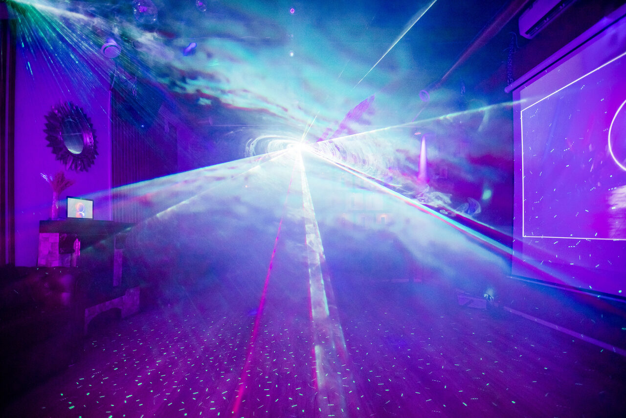 Арендовать Стильный лофт с большим экраном и лазерной анимацией 