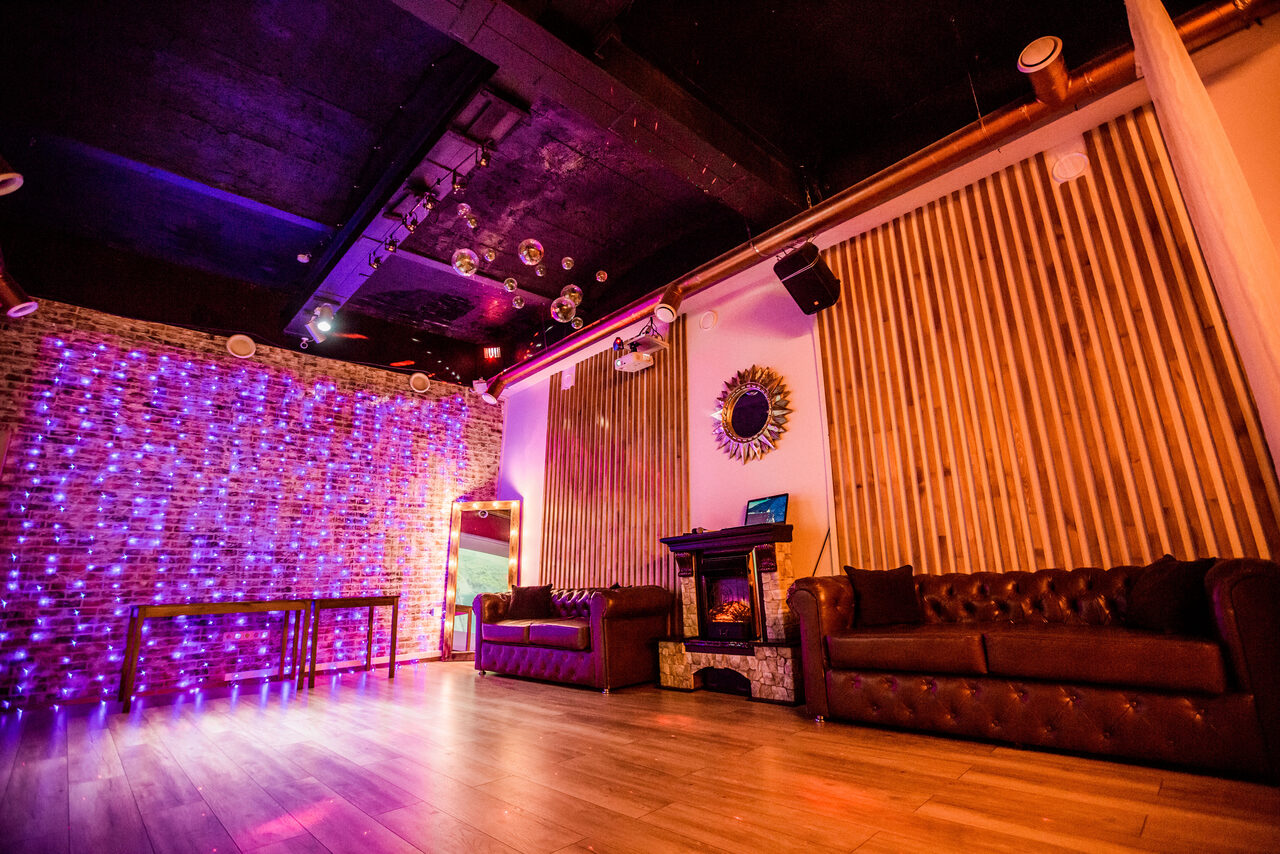 Арендовать Стильный лофт с большим экраном и лазерной анимацией 