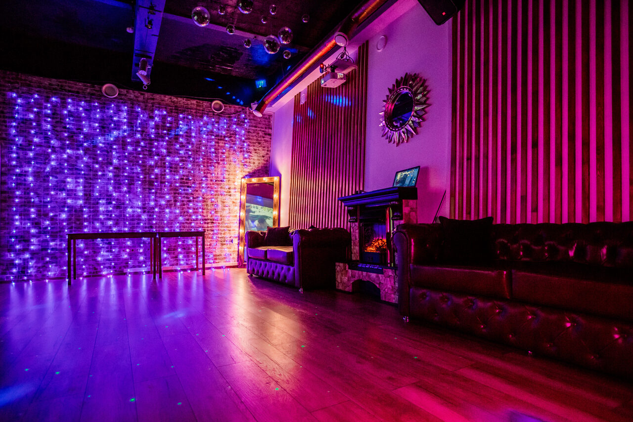 Арендовать Стильный лофт с большим экраном и лазерной анимацией 