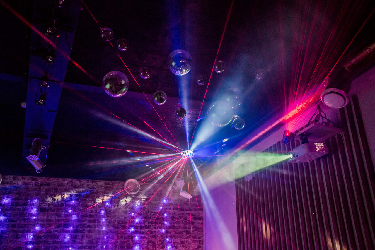 Арендовать Стильный лофт с большим экраном и лазерной анимацией 