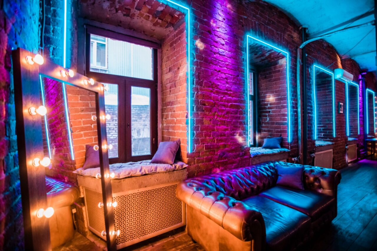 Арендовать Кирпичный лофт с неонами и сценой