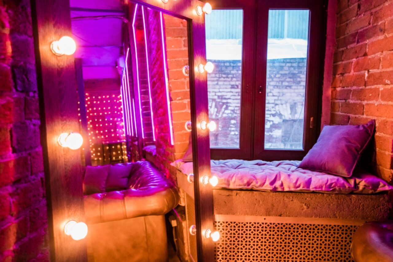 Арендовать Кирпичный лофт с неонами и сценой