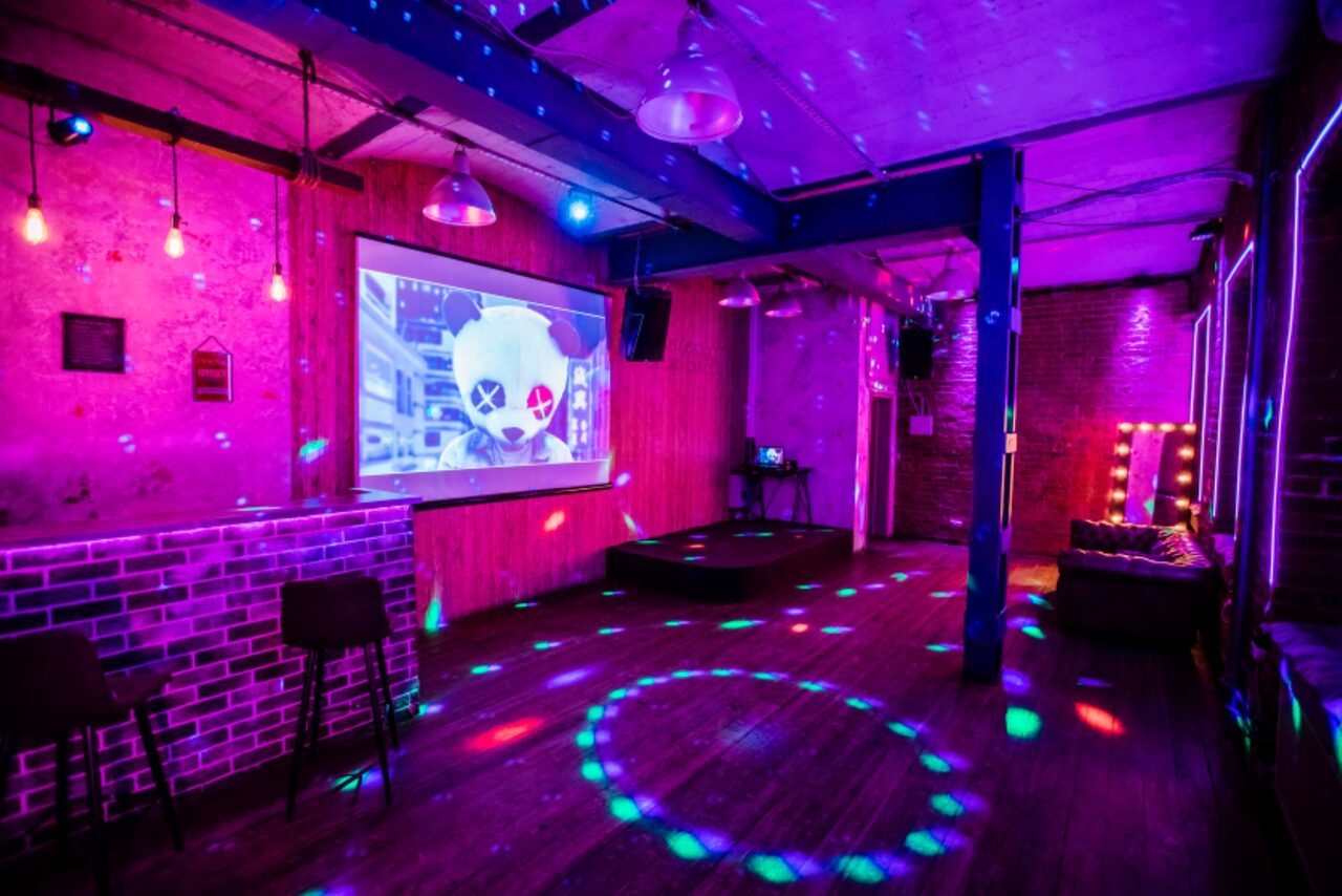 Арендовать Кирпичный лофт с неонами и сценой