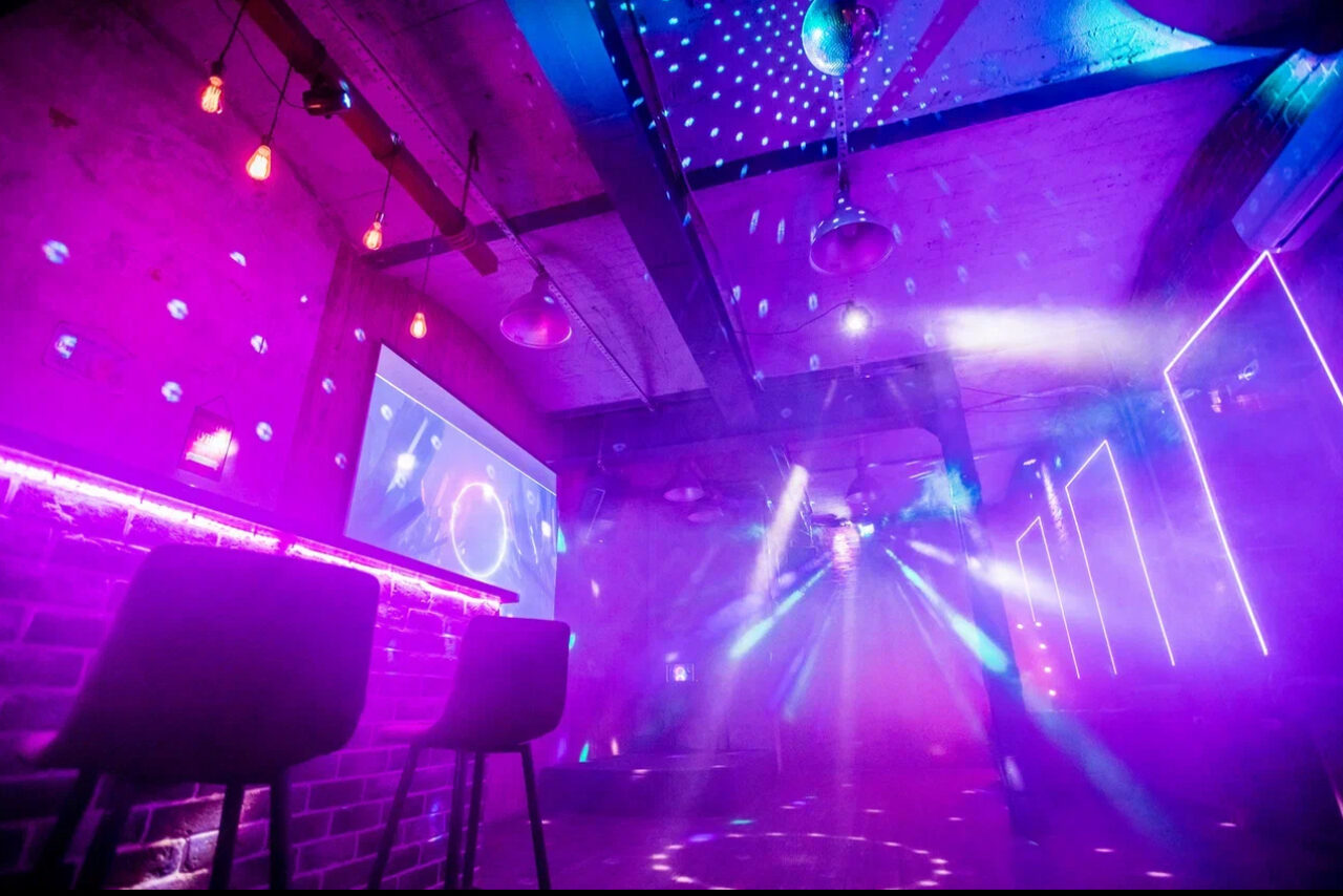 Арендовать Кирпичный лофт с неонами и сценой