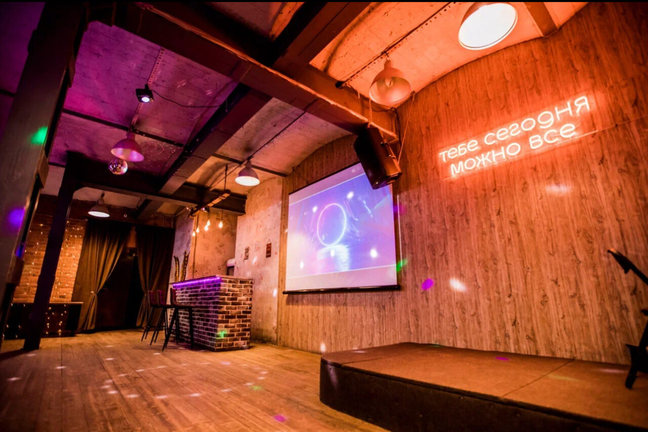 Арендовать Кирпичный лофт с неонами и сценой