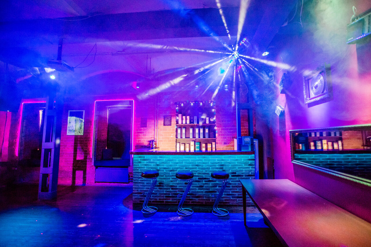 Арендовать Клубный лофт на набережной в центре Москвы