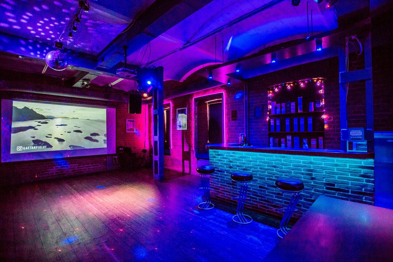 Арендовать Клубный лофт на набережной в центре Москвы