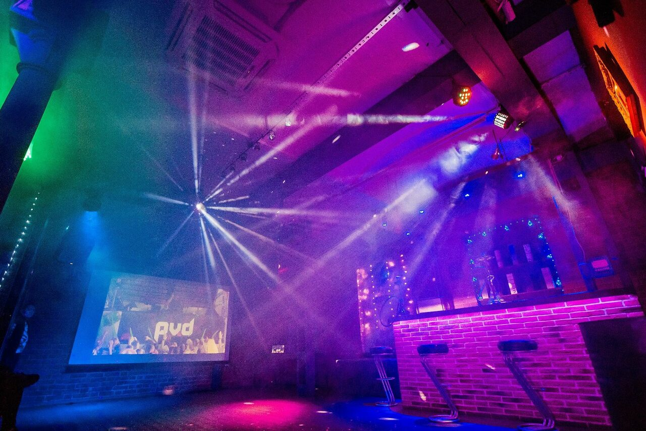 Арендовать Клубный лофт на набережной в центре Москвы