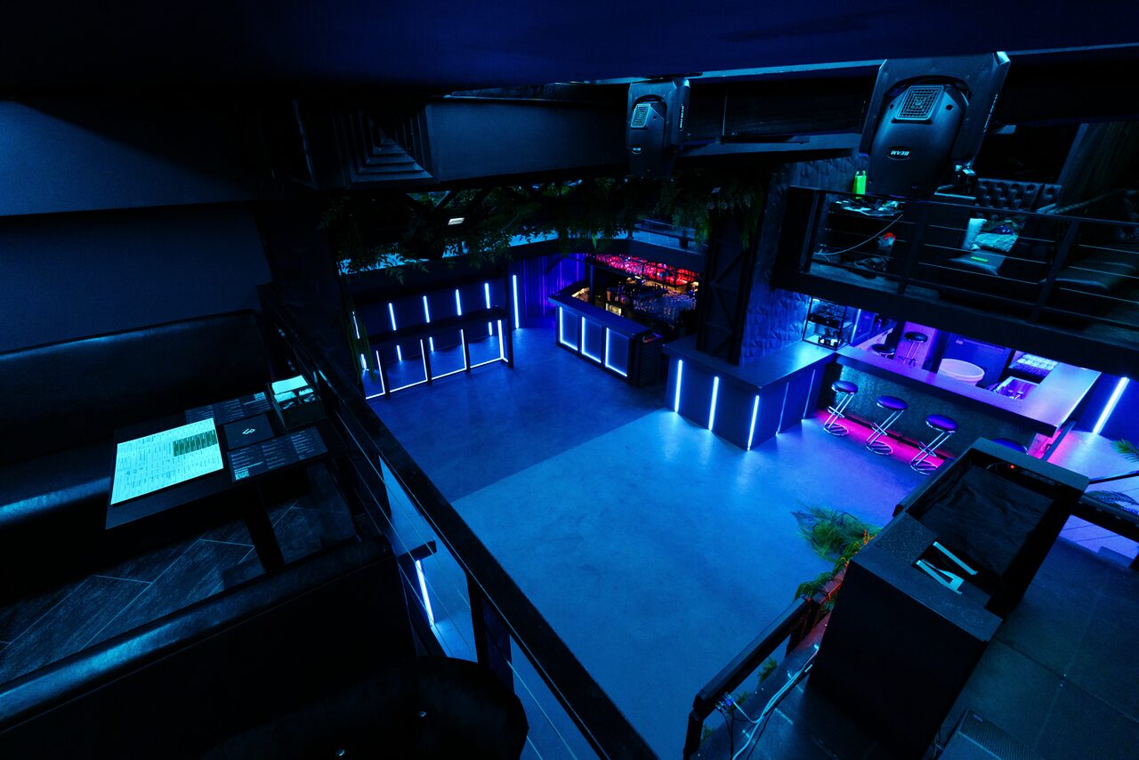 Арендовать Deep. Двухуровневый неоновый клуб