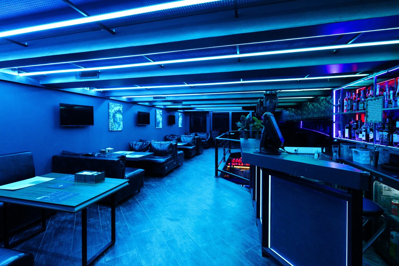 Арендовать Deep. Двухуровневый неоновый клуб