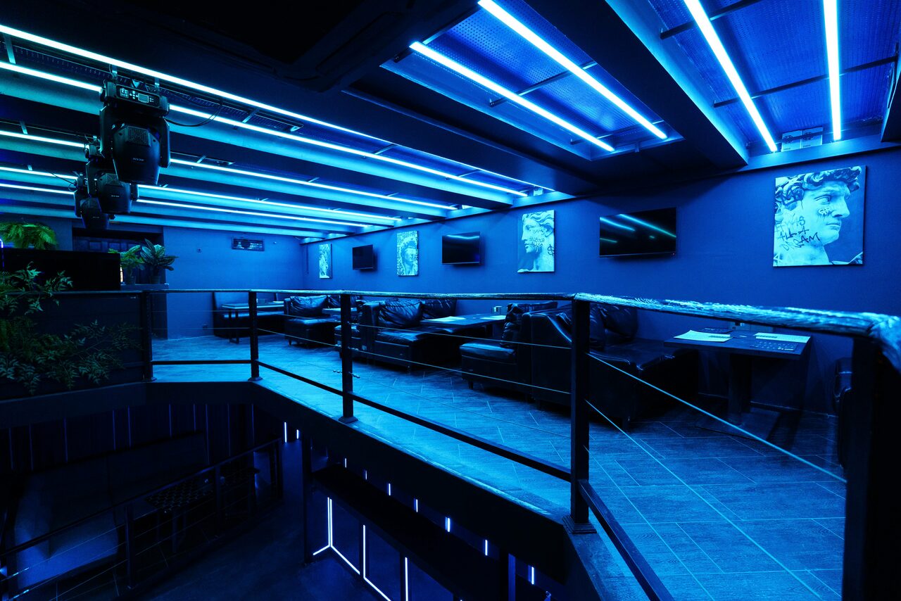 Арендовать Deep. Двухуровневый неоновый клуб