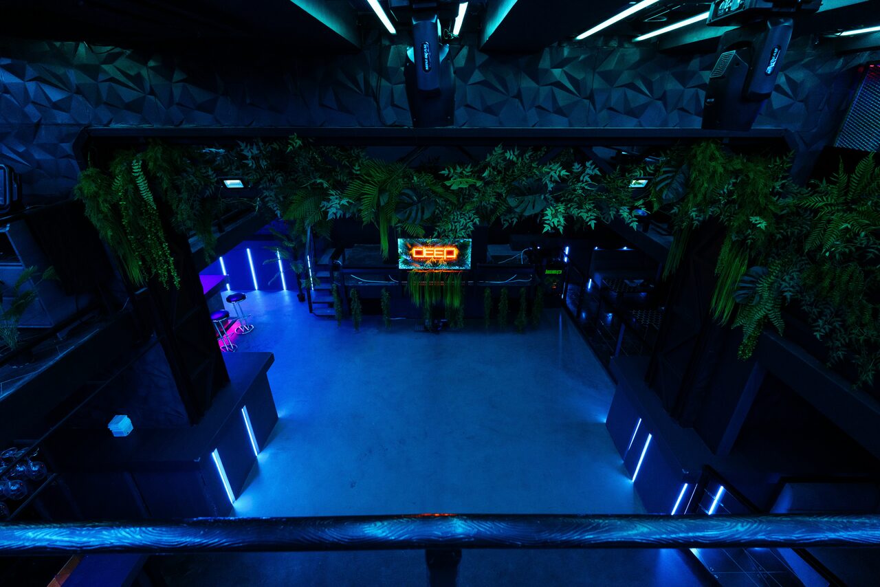 Арендовать Deep. Двухуровневый неоновый клуб