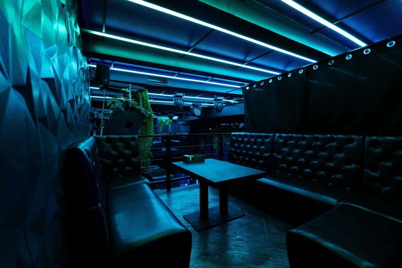 Арендовать Deep. Двухуровневый неоновый клуб