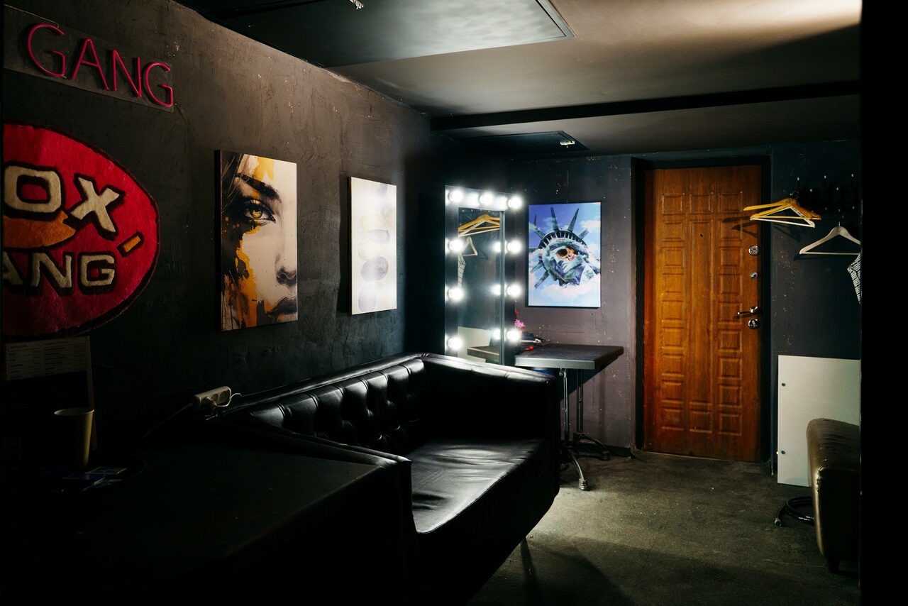 Арендовать Deep. Двухуровневый неоновый клуб