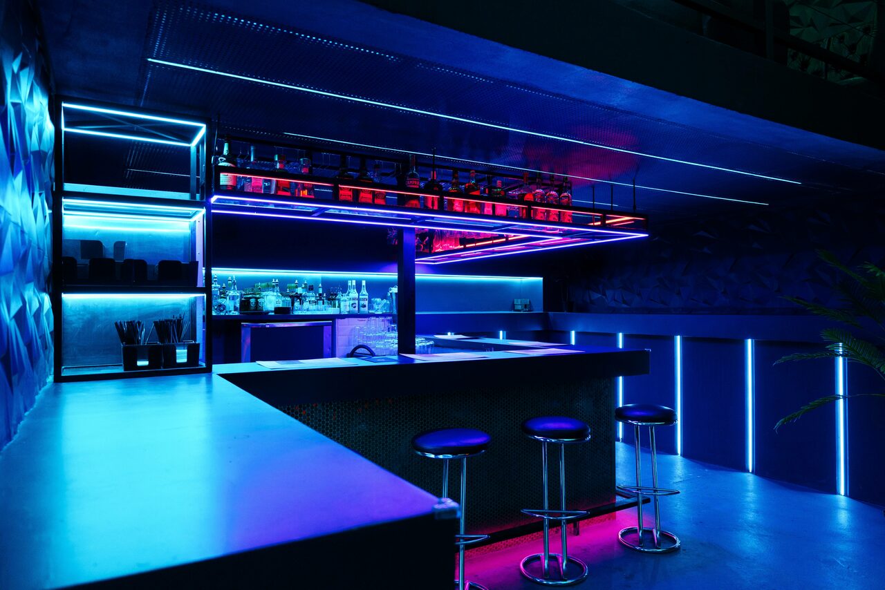 Арендовать Deep. Двухуровневый неоновый клуб