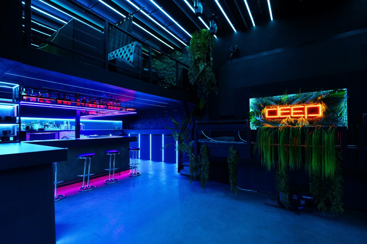 Арендовать Deep. Двухуровневый неоновый клуб