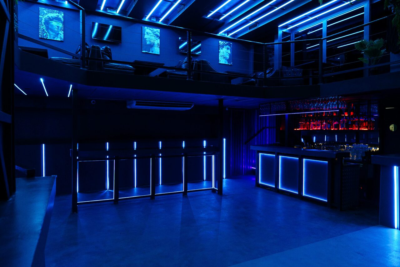 Арендовать Deep. Двухуровневый неоновый клуб