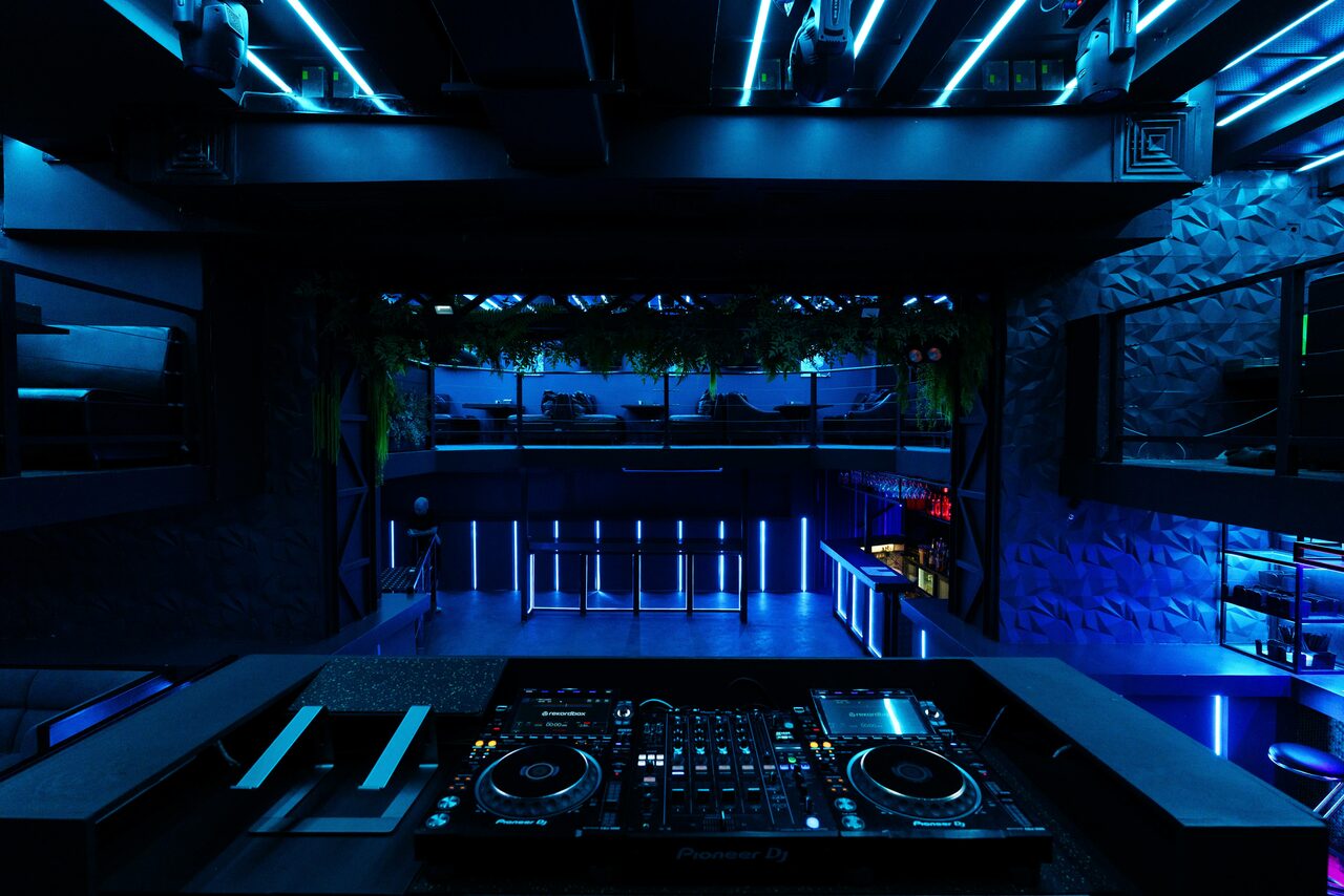 Арендовать Deep. Двухуровневый неоновый клуб