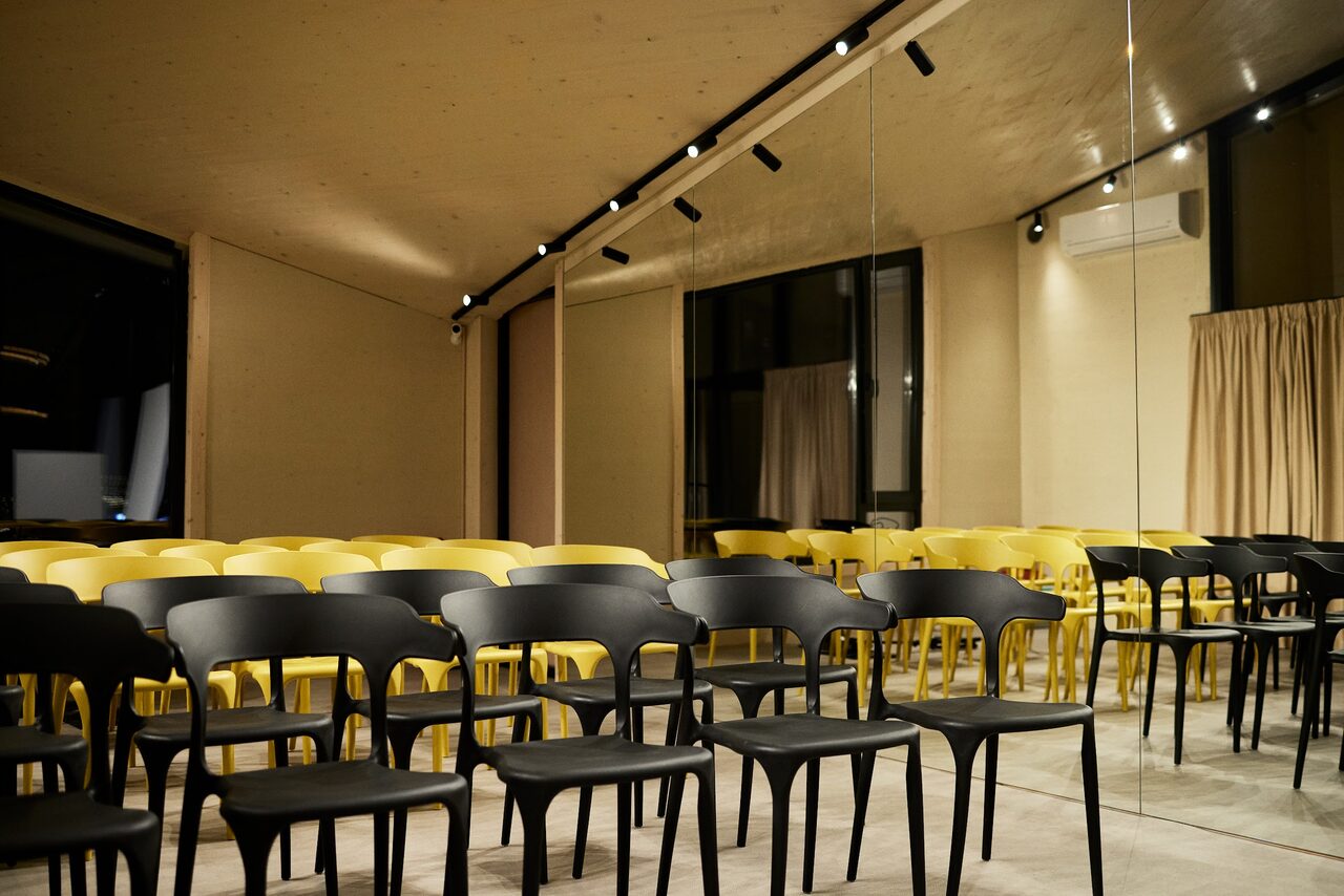 Арендовать ЭвиЦентр. Просторный зал с зеркалами