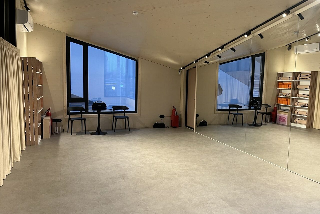 Арендовать ЭвиЦентр. Просторный зал с зеркалами