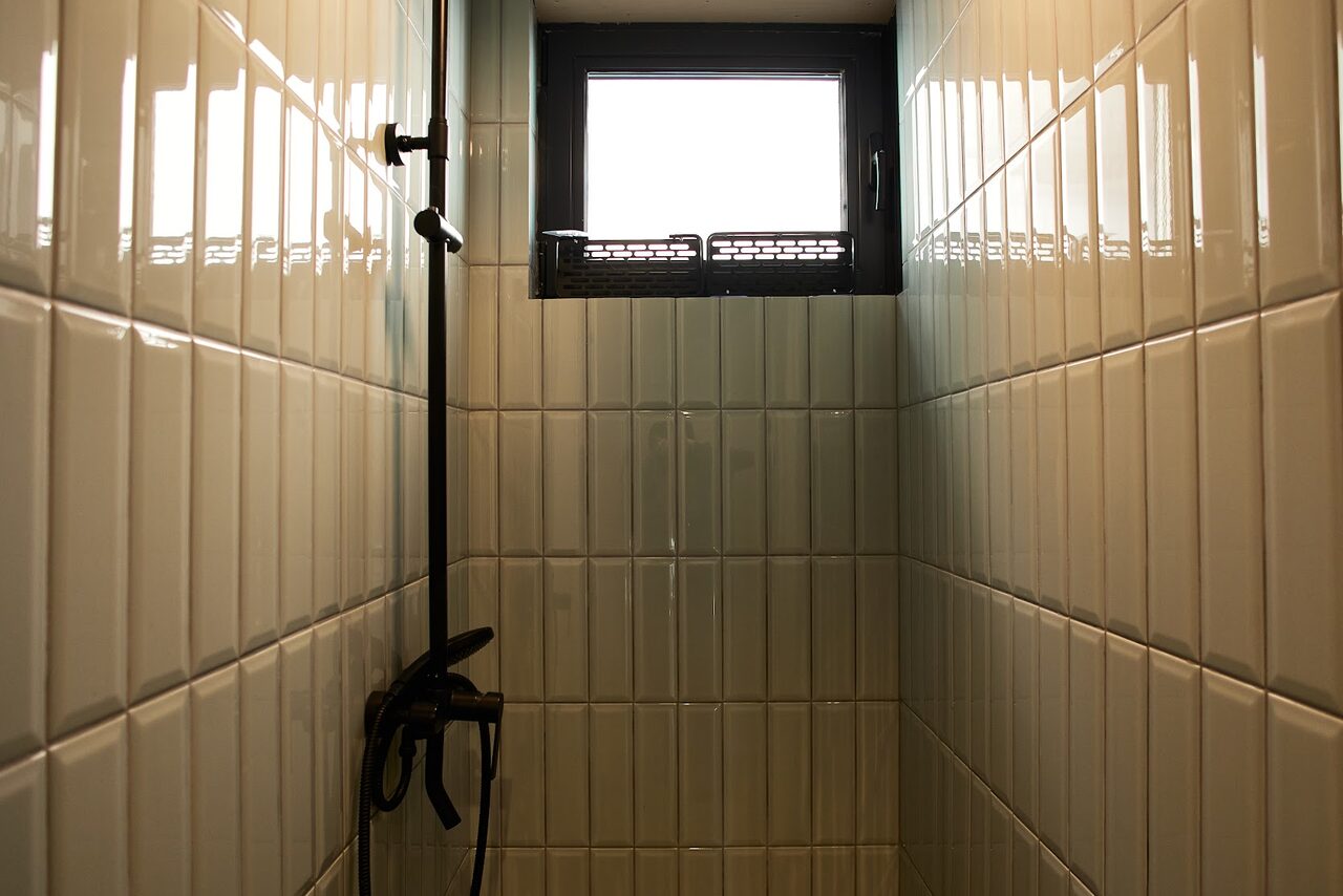 Арендовать ЭвиЦентр. Просторный зал с зеркалами