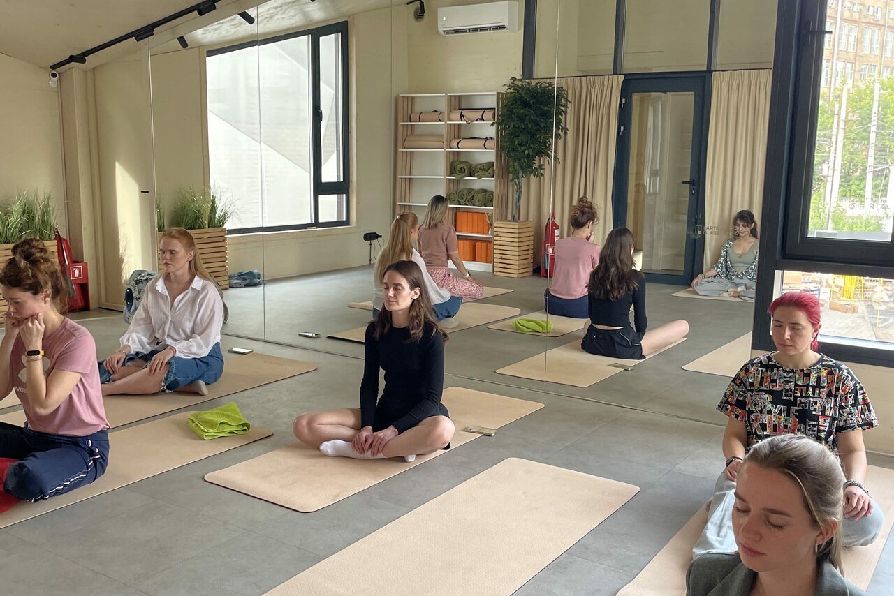 Арендовать ЭвиЦентр. Просторный зал с зеркалами