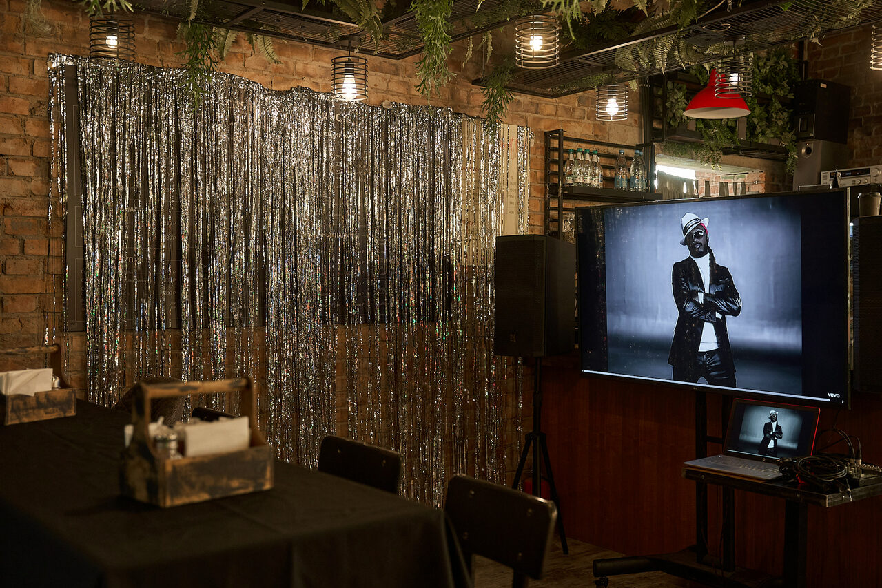 Арендовать Уютный и стильный лофт с барной стойкой